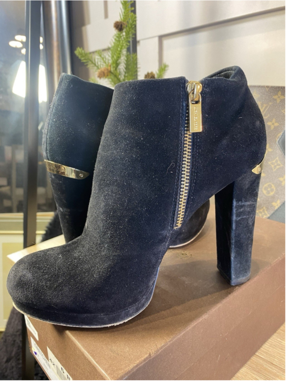 MK Michael Kors AA319 Black Suede Ankle Zip Booties Women’s Sz 8